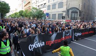 Na protestu v Beogradu 50 tisoč ljudi. Opozicija: Vlada naj odstopi. #video