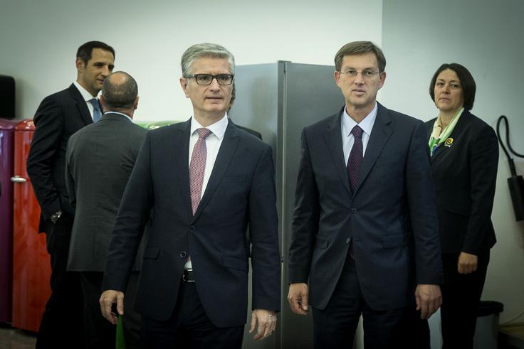 Šef Gorenja Franjo Bobinac (levo) vse od požara v Kemisu molči. Premier Miro Cerar je v zadnjih tednih večkrat ocenil, da je bilo obveščanje po požaru slabo, medtem ko se morebitne odgovornosti delno državnega Gorenja za nastalo situacijo v izjavah ne dotika. | Foto: Ana Kovač