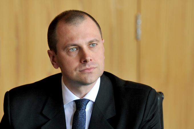 Predsednik uprave NLB Blaž Brodnjak za vodenje NLB zahteva pol milijona evrov plače na leto. | Foto: STA ,