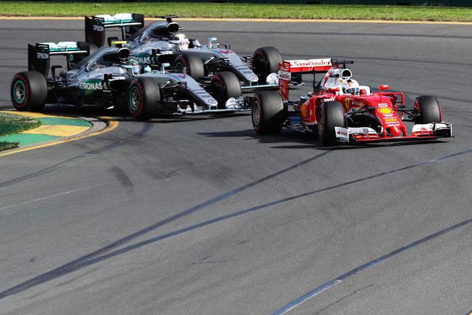 Vettel je v Melbournu Mercedesoma pokazal Ferrarijeve mišice. | Foto: 