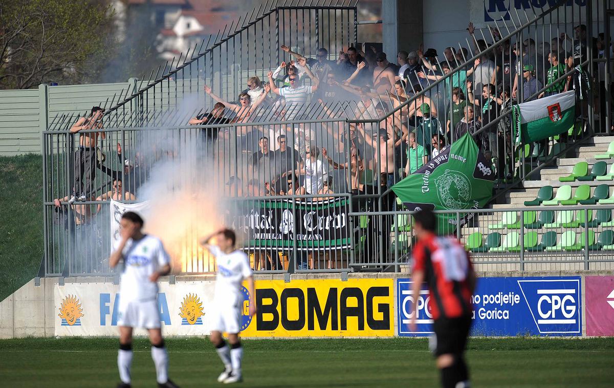 Primorje Olimpija | Olimpija bo v 1. SNL prvič po 13 letih gostovala v Ajdovščini. Zadnjič sta se Primorje in Olimpija v prestolnici burje pomerila 2. aprila 2011. Dvoboj, na katerem ni manjkalo niti privržencev zmajev, se je končal brez zmagovalca (2:2). | Foto Saša Pahić Szabo/alesfevzer.com