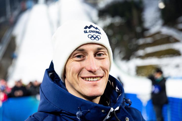 Nasmeh pred skakalnico v Predazzu: Peter se je na prizorišče, kjer je leta 2013 na nordijskem svetovnem prvenstvu osvojil srebrno in bronasto medaljo, vrnil v drugačni vlogi – kot strokovni sodelavec za opremo in razvoj opreme. | Foto: Aleš Fevžer