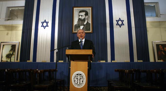 Benjamin Netanjahu, izraelski premier, v ozadju slika Theodorja Hertzla, ustanovitelja modernega zionizma. | Foto: Reuters