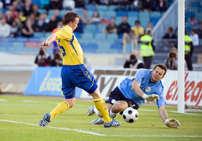 Samirja Handanovića je na tekmi v Göteborgu premagal Tobias Linderoth. | Foto: Reuters