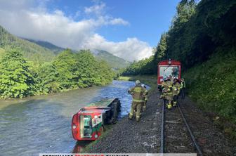 Avstrija: vlak z otroki zapeljal v reko #foto