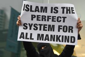 Britanci v zadregi. Kako preprečiti širjenje islamskega ekstremizma v šolah?