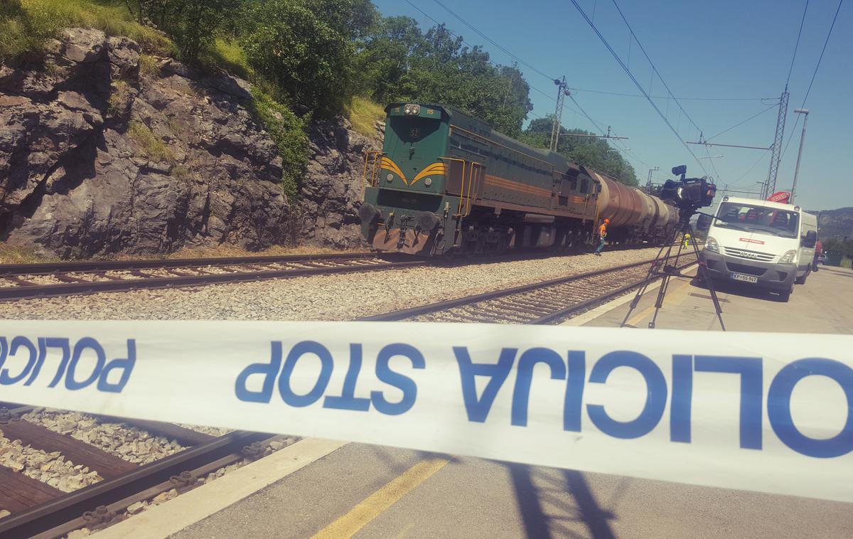 nesreča vlaka | V nesreči vlaka je v tla na vodovarstvenem območju izteklo okoli devet tisoč litrov kerozina. | Foto Igor Krmelj