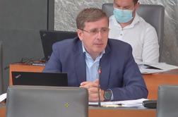 Zakaj poslanec Möderndorfer v poslanski klopi ne nosi maske? #video