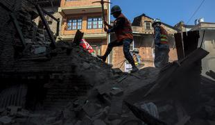 Pod plazom v Nepalu našli več trupel turistov (video)