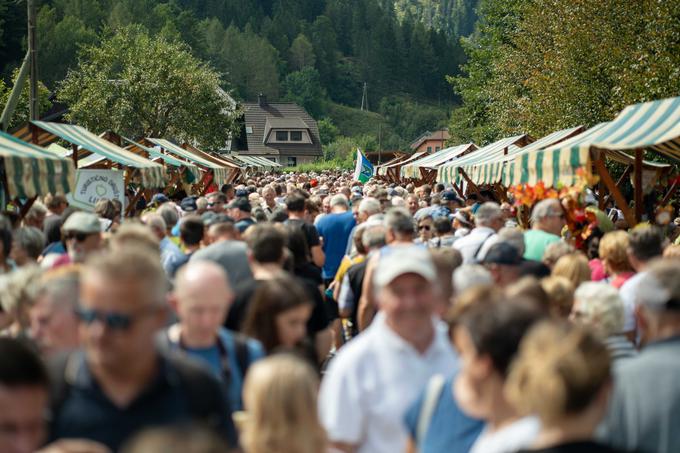 Festival vsako leto pritegne številna turistična in druga društva, ki pripravljajo pražen krompir. | Foto: KN Media