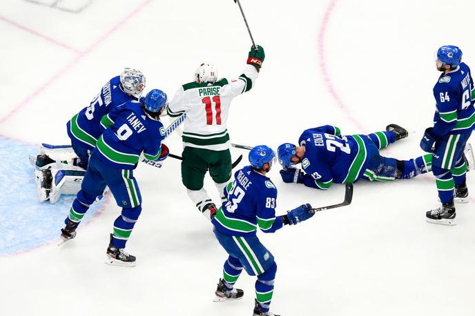 Minnesota Parise | Zach Parise (Minnesota) se veseli, hokejisti Vancouvra pa ne skrivajo razočaranja po prepričljivem porazu. | Foto Guliver/Getty Images