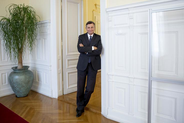 "Spomnim se, ko smo konec julija 2015 dobili obvestilo, da Hrvaška zaradi prisluhov, ki so prišli v javnost, odstopa od dela arbitražnega sodišča. Takrat je bilo zame zelo pomembno, kaj bom storil. Ne nazadnje me je še toliko več ljudi gledalo, ker sem imel s kolegico Jadranko Kosor pomembno vlogo pri arbitražnem sporazumu. Takrat sem se, zdi se mi, pravilno, po enem tednu premislekov odločil, da bom šel vseeno naprej z dobrimi odnosi s Hrvaško in njihovo predsednico Kolindo Grabar Kitarović." | Foto: Ana Kovač