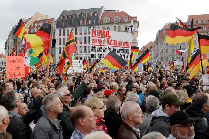 Pegida protest Dresden | Zbrana množica vihti številne transparente, med njimi tudi z opozorili nemški kanclerki Angeli Merkel "Tvoji dnevi so šteti" | Foto Reuters