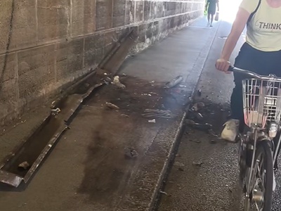 V Šmartinskem podvozu na pločnik padel del kovinske konstrukcije #video