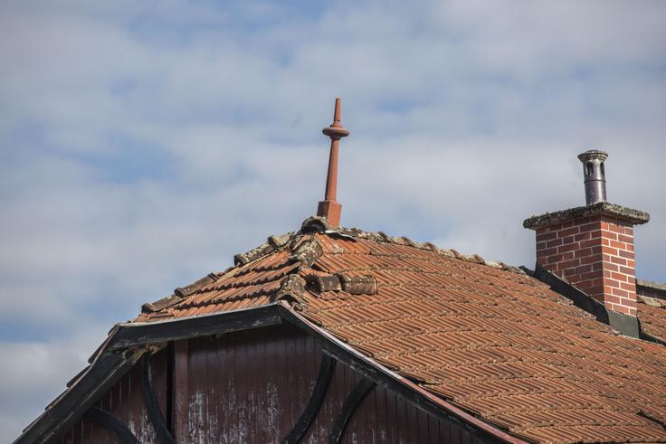 Prenova ostrešja je zaradi zamakanja, ki lahko privede do porušitve lesenih gankov v nadstropju trenutno najbolj nujna.
 | Foto: 