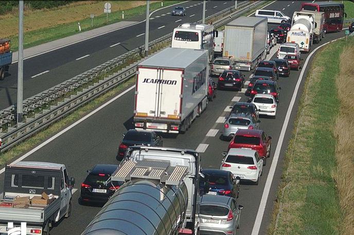 prometna nesreča Hrvaška | Zaradi odstranjevanja posledic prometne nesreče na avtocesti A3 nastaja zastoj. | Foto Hrvatski autoklub (HAK)