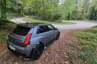 Skrita cesta, ostanki barvnih robnikov in avtomobil, ki je na cestah prava redkost #foto