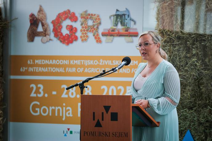 Ministrica Mateja Čalušič | Nekoliko drugačno je videnje dogodkov, ki ga je v zapisu na družbenem omrežju Facebook predstavilo ministrstvo. Kot so zapisali, je na sejmu skupina prašičerejcev in predstavnikov nekaterih nevladnih organizacij "samovoljno vdrla na razstavni prostor ministrstva ter onemogočila delo". | Foto STA