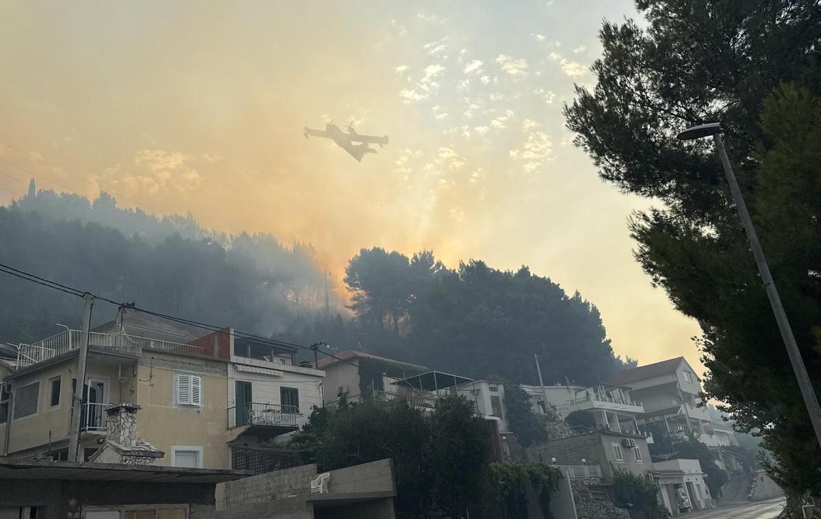 Požar Dugi Rat | V požaru je do zdaj zgorelo približno 250 hektarjev trave, makije, nizkega rastlinja, borovih gozdov, oljčnih nasadov in vinogradov. | Foto Pixsell/Ivo Cagalj