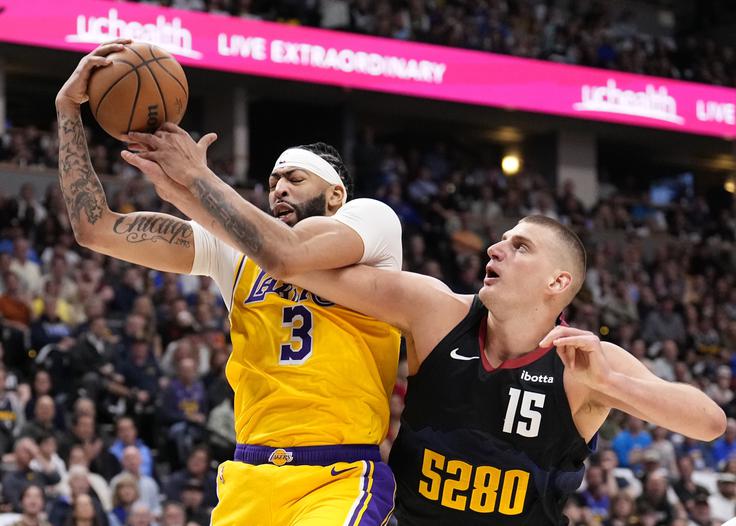 Nikola Jokić je k zmagi prispeval nov trojni dvojček. Anthony Davis pa je ob porazu dosegel 32 točk. | Foto: Guliverimage