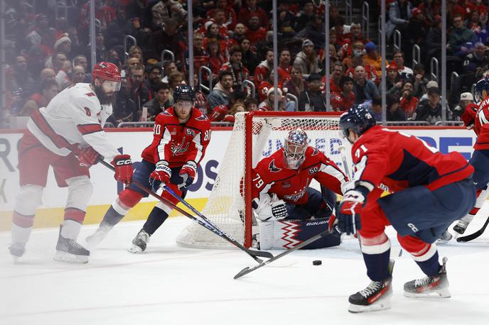 Carolina Hurricanes : Washington Capitals | Hokejisti Washington Capitals so z zmago nad Carolina Hurricanes s 3:1 prevzeli vodstvo v metropolitanski skupini. | Foto Reuters