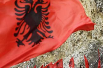 Na dan zgodovinskega obiska srbskega premierja v Tirani ubiti trije moški