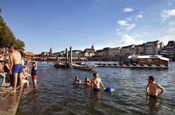 V švicarskih mestih so reke polne plavalcev. Bo kdaj tako tudi pri nas? #foto