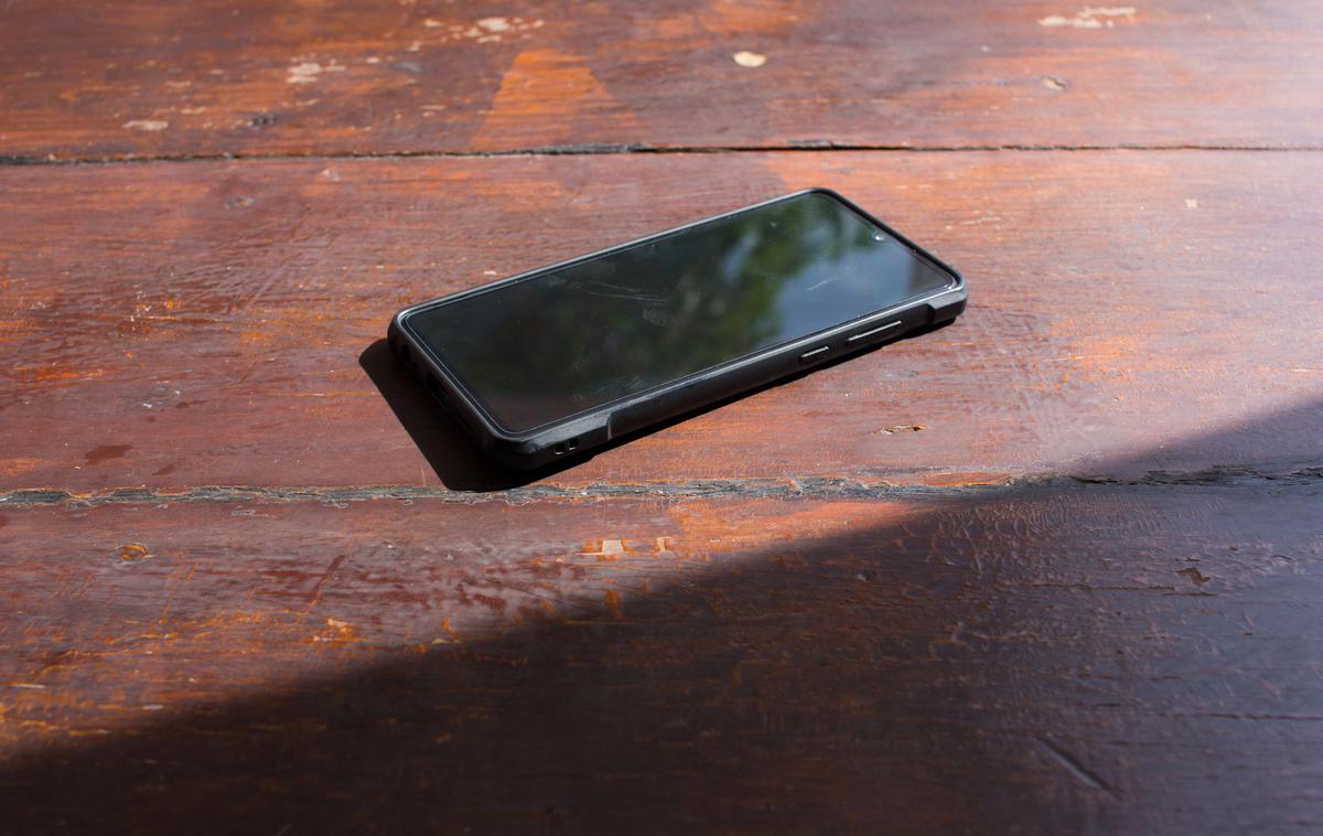 Pametni telefon, sonce, vročina | Če takole na soncu pozabite pametni telefon, ga lahko trajno poškodujete in skrajšate čas, ki bo pretekel do nakupa novega. | Foto Shutterstock