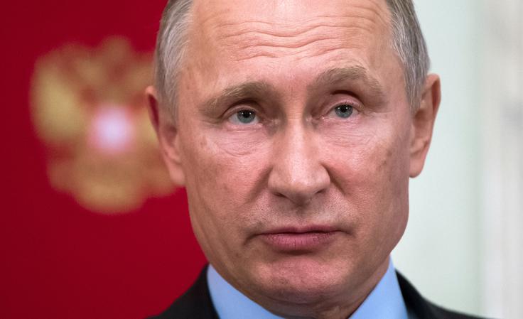 Vladimir Putin je v Rusiji na oblasti že četrt stoletja. Leta 1999 je začel kot vršilec dolžnosti predsednika vlade in nato postal predsednik ruske vlade, 31. decembra 1999 je bil izvoljen za predsednika Rusije in na tem položaju odsedel dva mandata, ko ga je štiri leta zamenjal Dmitri Medvedjev, Putin pa je bil v vmesnem času znova predsednik vlade, nato pa je bil leta 2012 znova izvoljen za ruskega predsednika. Leta 2020 je predlagal tudi referendum o spremembi ruske ustave, kar bi mu omogočilo, da bi v Rusiji na oblasti kot predsednik ostal do leta 2036. Spremembe ustave je na referendumu podprlo dovolj Rusov, Putin pa je bil letos ponovno izvoljen za predsednika.  | Foto: Guliverimage