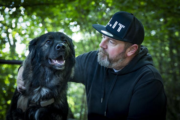 Jason Hartley "Cena buteljke vina je že zdaj visoka in ne bo nič nižja. Buteljka slovenskega vina, ki jo izvozim v Veliko Britanijo, stane 25 funtov oziroma skoraj 30 evrov. To je veliko denarja za buteljko vina. Jaz mislim, da je vredno toliko denarja, le da nihče še ni slišal zanj. Ko bodo ljudje izvedeli zanj in razumeli kakovost in delo, bo šla cena le še navzgor. Mislim, da je prihodnost kar se tiče slovenskega vina, svetla," pove Jason Hartley. V Sloveniji mu je najbolj pri srcu vinorodni okoliš Goriška brda, kjer spremlja, kako posel prevzemajo mlajše generacije. Meni, da se to ne bo spremenilo, čeprav se spreminja vse okoli njih. | Foto: Ana Kovač