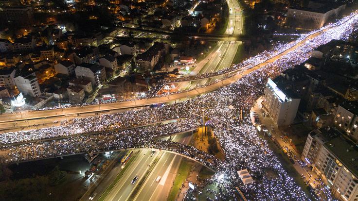 Januarski protivladni protest v Srbiji.  | Foto: Reuters