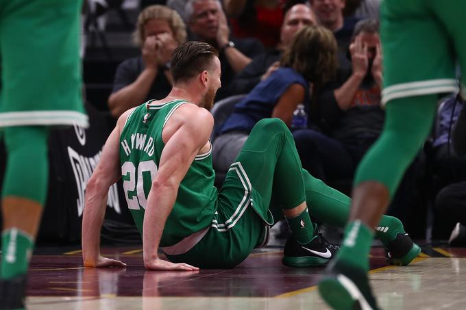 Gordon Hayward, 27-letni košarkar, ki se je letos pridružil ekipi Bostona, je pri zabijanju nesrečno padel in si zlomil gleženj.  | Foto: Getty Images