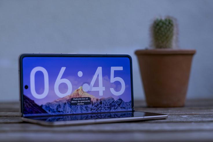 Notranji zaslon (na fotografiji) in zunanji zaslon pregibnega pametnega telefona Honor Magic V5 temeljita na tehnologiji AMOLED, podpirata osveževanje do 120 Hz in uporabljata LTPO, ki dinamično prilagaja hitrost osveževanja glede na prikazano vsebino ter tako pripomore k varčevanju z energijo. | Foto: Ana Kovač