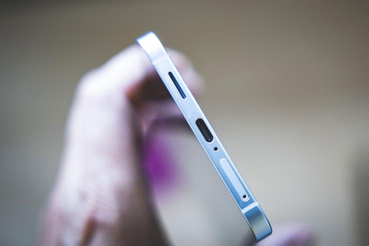 Spodnja stran pametnega telefona Samsung Galaxy S25 Edge | Foto: Ana Kovač