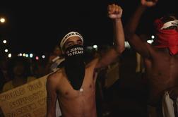 Policisti med protesti zaradi smrti temnopoltega najstnika ustrelili moškega