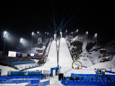 Skakalke bodo danes prve preizkusile zasneženo olimpijsko skakalnico