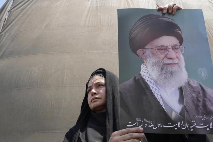 Ajatola Ali Hamenej | Privrženci iranskih oblasti zadnje dneve slavijo zmago nad Izraelom in ZDA. Na fotografiji: udeleženka protiizraelskega shoda s fotografijo ajatole Alija Hameneja. | Foto Guliverimage