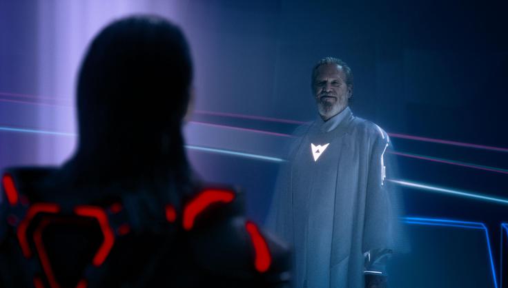 Jeff Bridges se vrne kot Kevin Flynn iz prvega filma, a njegov manerizem je čisto preveč podoben liku iz Velikega Lebowskega. | Foto: Blitz Film & Video Distribution