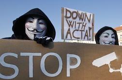 Anonymous: Skupina NLB bo začutila naš bes (VIDEO)