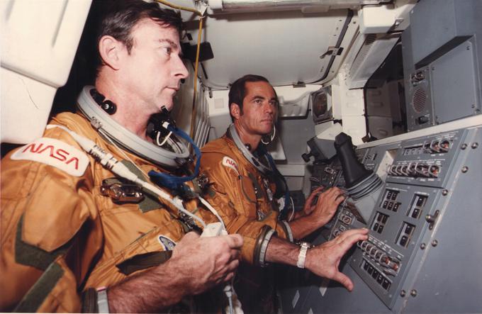 John Young (levo) je imel daljšo kariero od vseh astronavtov do zdaj, bil je prvi, ki je letel v šestih vesoljskih misijah, prvi, ki je sam letel okrog Lune (misija Apollo 10 leta 1969) in edini, ki je pilotiral štiri različna vesoljska plovila.  | Foto: Reuters