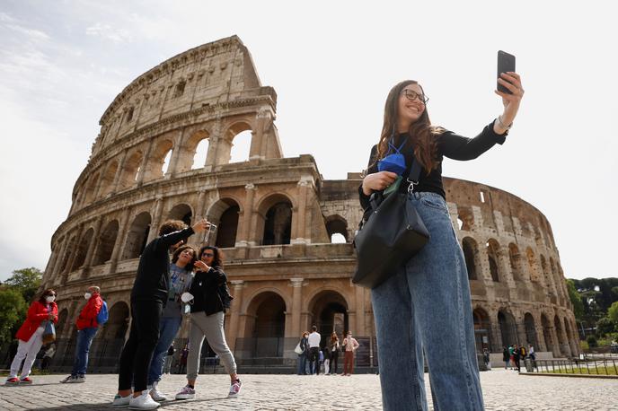 Kolosej Rim | Samo letos poleti je bil Kolosej v Rimu kar trikrat vandaliziran, saj so se mladi turisti v ločenih primerih odločili vrezati svoja imena ali začetnice v skoraj dva tisoč let staro znamenitost. | Foto Reuters