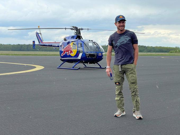 Felix Baumgartner pred "svojim" helikopterjem BO105 C | Foto: Gregor Pavšič