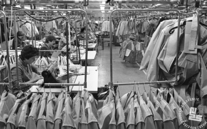 Tekstilna tovarna Jutranjka iz Sevnice, november 1983. Foto: Miško Kranjec. | Foto: Muzej novejše zgodovine Slovenije