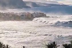 Valovi na otoku Tenerife vzeli tri življenja #video