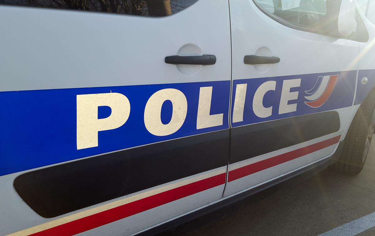Francoska policija | Francoski policisti so na vratih v stanovanje žrtve našli narisano svastiko, zato menijo, da je napad povezan z nacionalnostjo žrtve. (fotografija je simbolična) | Foto Getty Images