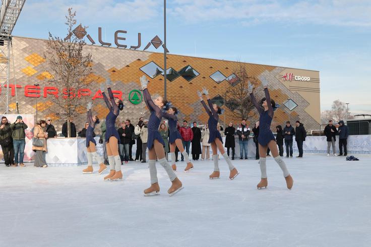 Program otvoritve je popestril nastop vrhunskih drsalk. | Foto: Aleja