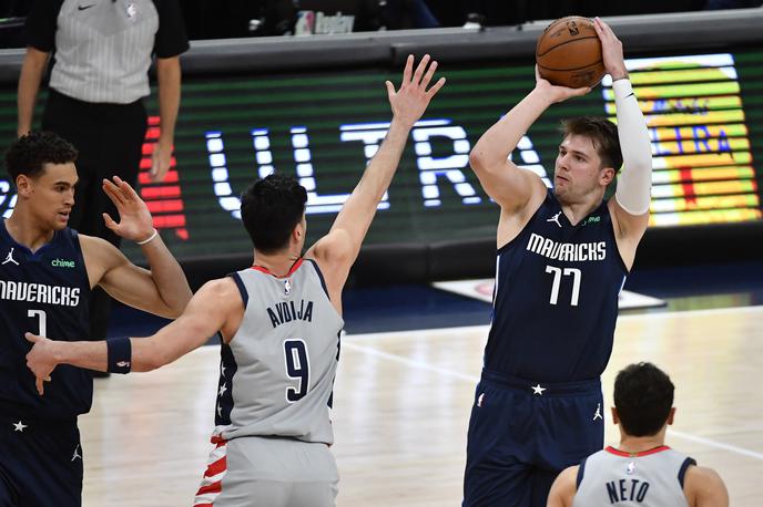 Luka Dončić Washington Dallas | Luka Dončić je v izjemni formi. Na gostovanju v Washingtonu je kljub slabšemu odstotku meta za tri točke in prostih metov dosegel 26 točk in poskrbel za nov statistični sladkorček večera. | Foto Reuters