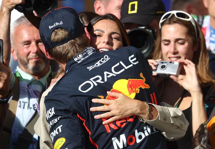 Max Verstappen v objemu Kelly Piquet | Foto: Reuters