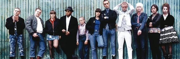 Anglija leta 1983. 12-letni Shaun se začne družiti z obritoglavci in se prvič v življenju čuti sprejetega, toda koliko časa bo trajala varljiva idila, ki jo lahko prej ali slej pokvarijo zunanji pritiski, kot so rasizem, ksenofobija, množična brezposelnost in vojna na Falklandih? • V četrtek, 3. 5., ob 16. uri na CineStar TV Action & Thriller. | Foto: 