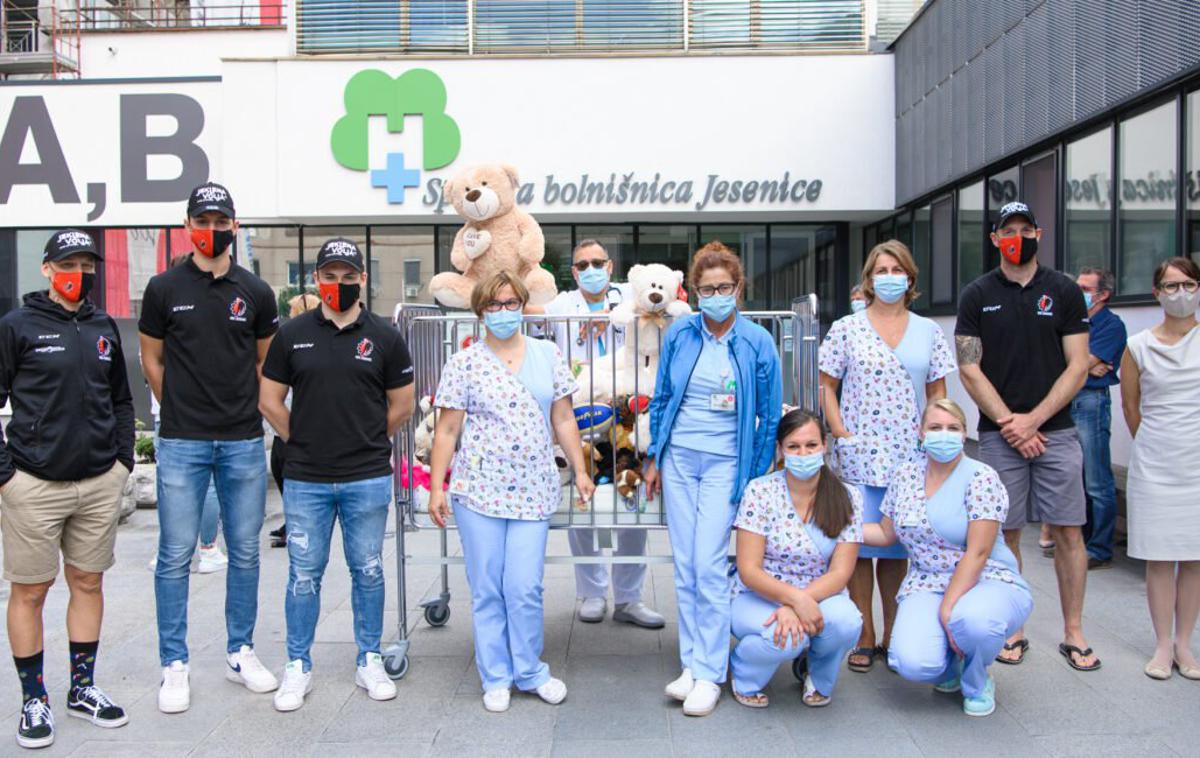 hDD Jesenice teddy bear toss | Železarji so Pediatričnemu oddelku Splošne bolnišnice Jesenice predali plišaste igrače. | Foto Domen Jančič